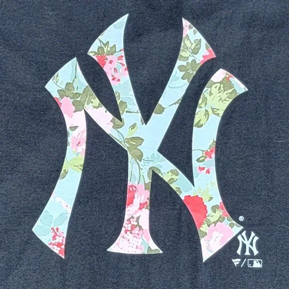 Majestic MLB Women's Black New York Yankees Baseball Floral Logo Tee - 2XL - Picture 2 of 6
